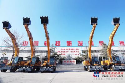 【2024開(kāi)門(mén)紅】恒特挖掘機(jī)批量發(fā)車儀式!