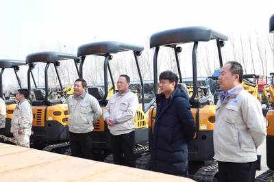 恒特挖掘機(jī)再發(fā)15臺(tái)微型挖掘機(jī)交付客戶